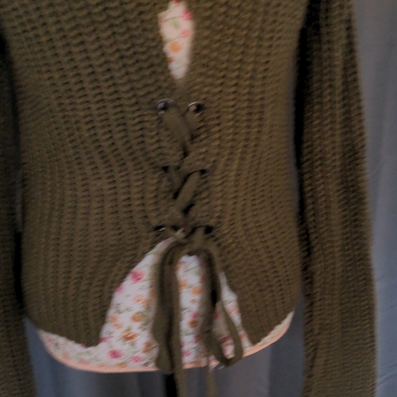 Chunky green sweater-tie up back- perfect for fall - Picture 4 of 4